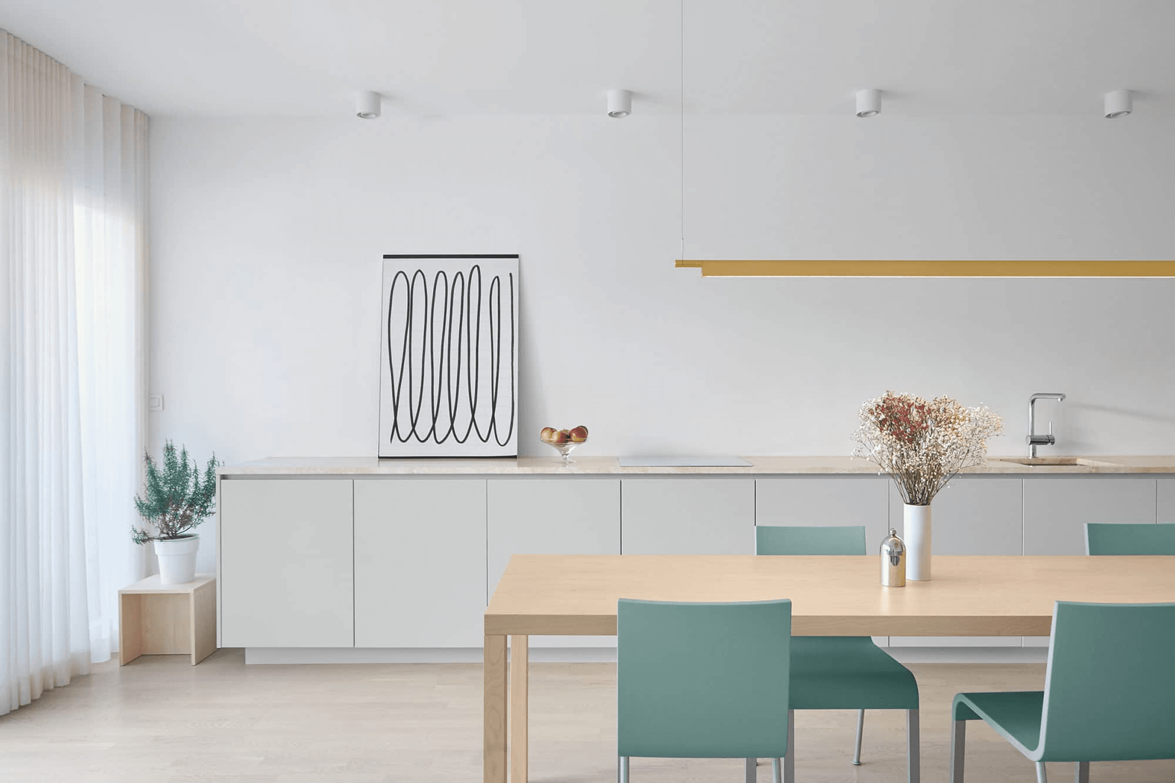 Sodobno minimalistično pohištvo po meri v beli barvi