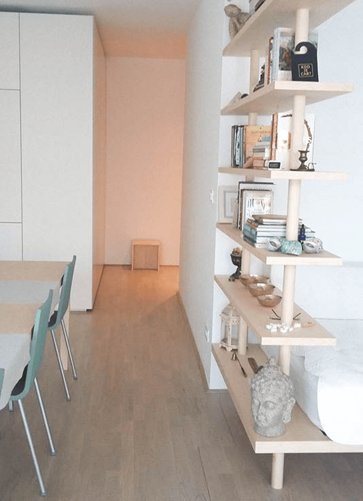 Sodobna knjižna polica v jesenovem lesu