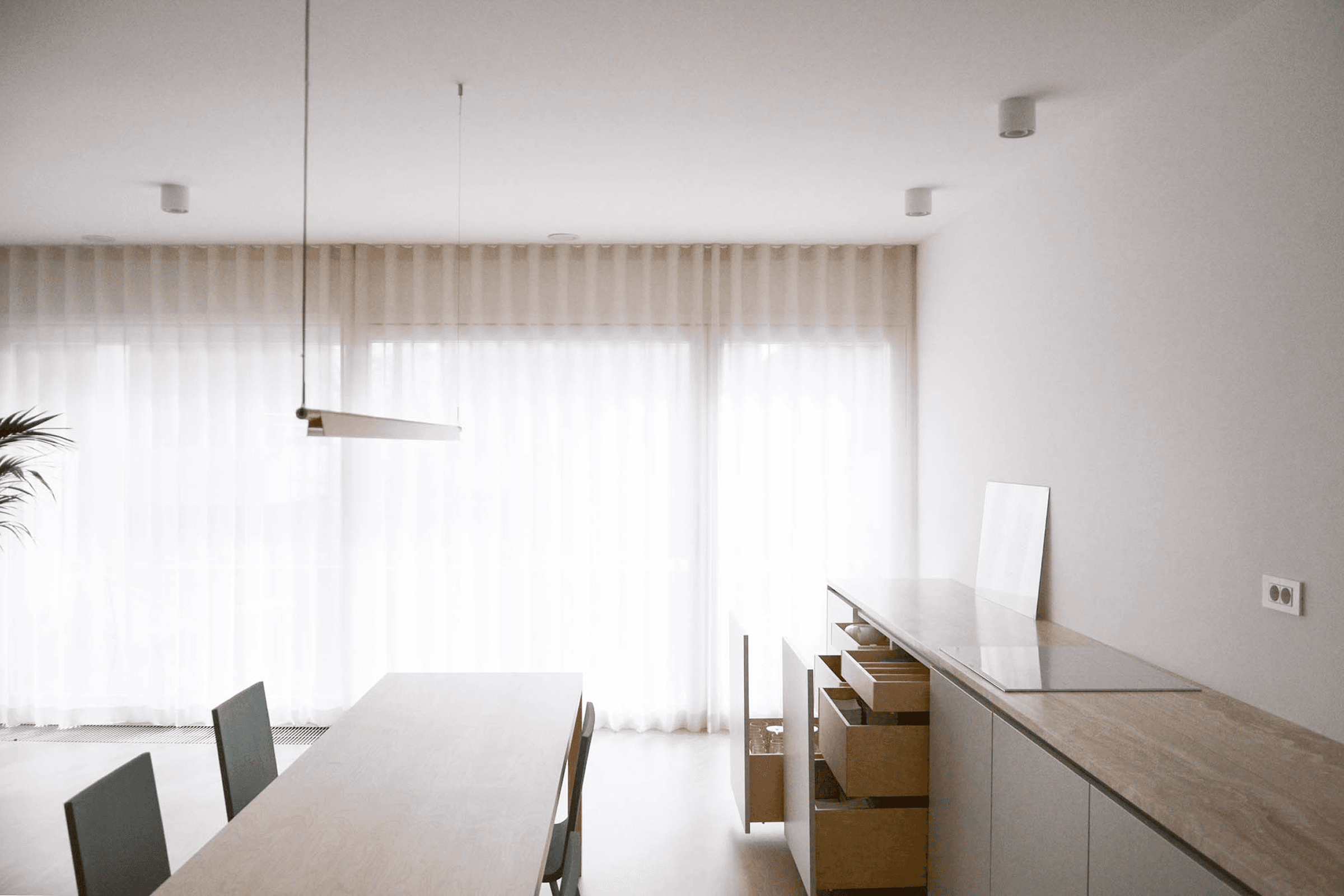 Kuhinja z jedilnico v minimalističnem stilu