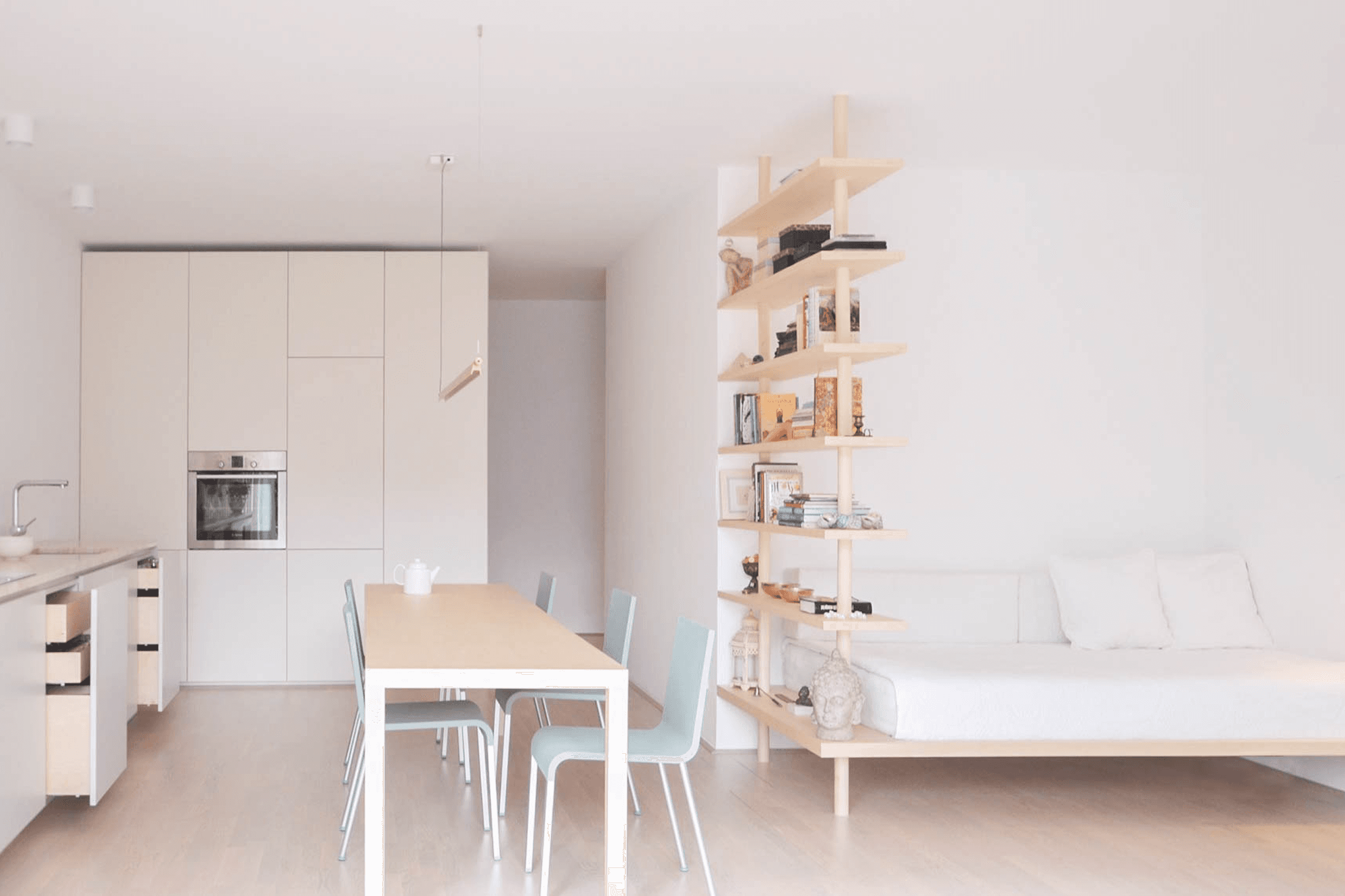 Pohištvo narejeno po meri v sodobnem stanovanju v Ljubljani