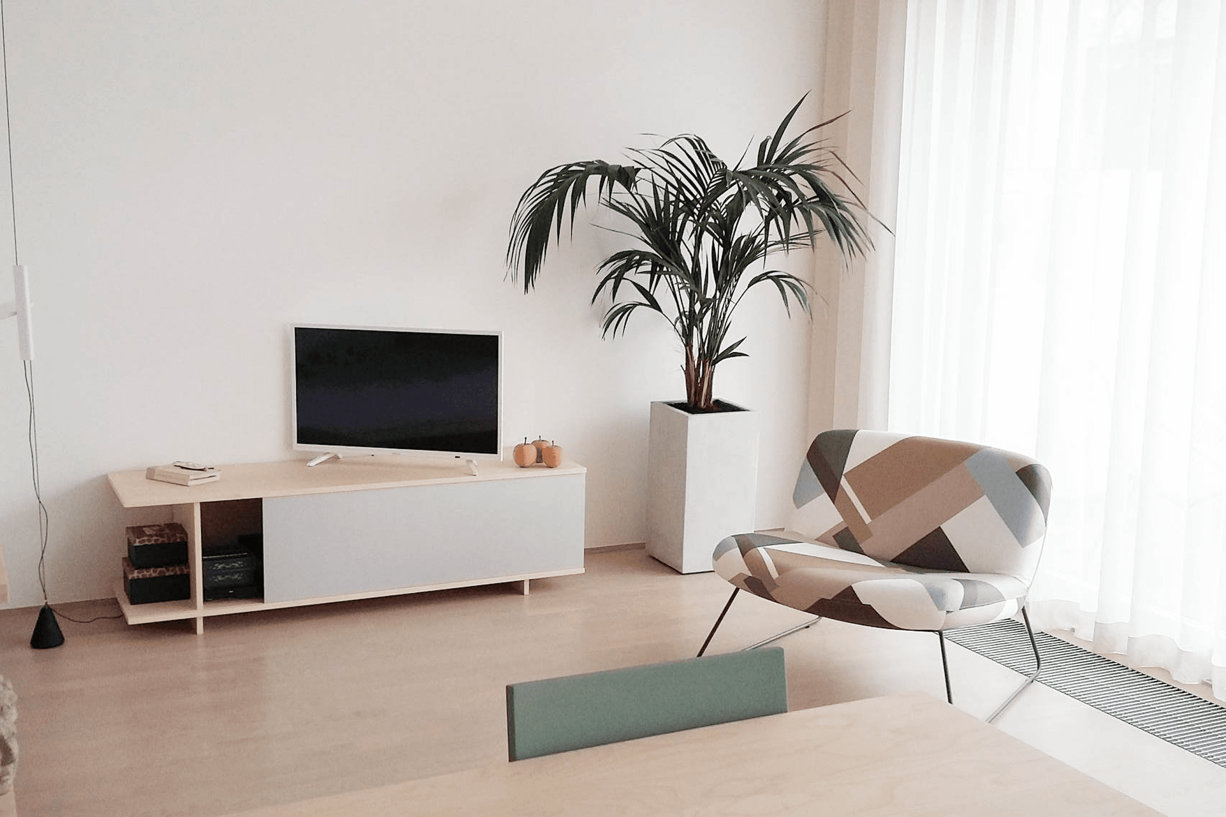 Dnevni regal narejen iz jesenovega lesa v stanovanju v Ljubljani