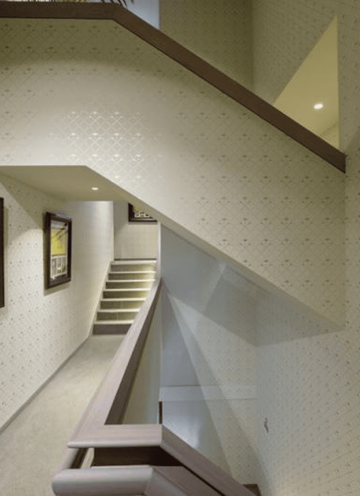 Stopniščni ročaj narejen iz masivnega lesa v Kraljevi Hiši na Bledu