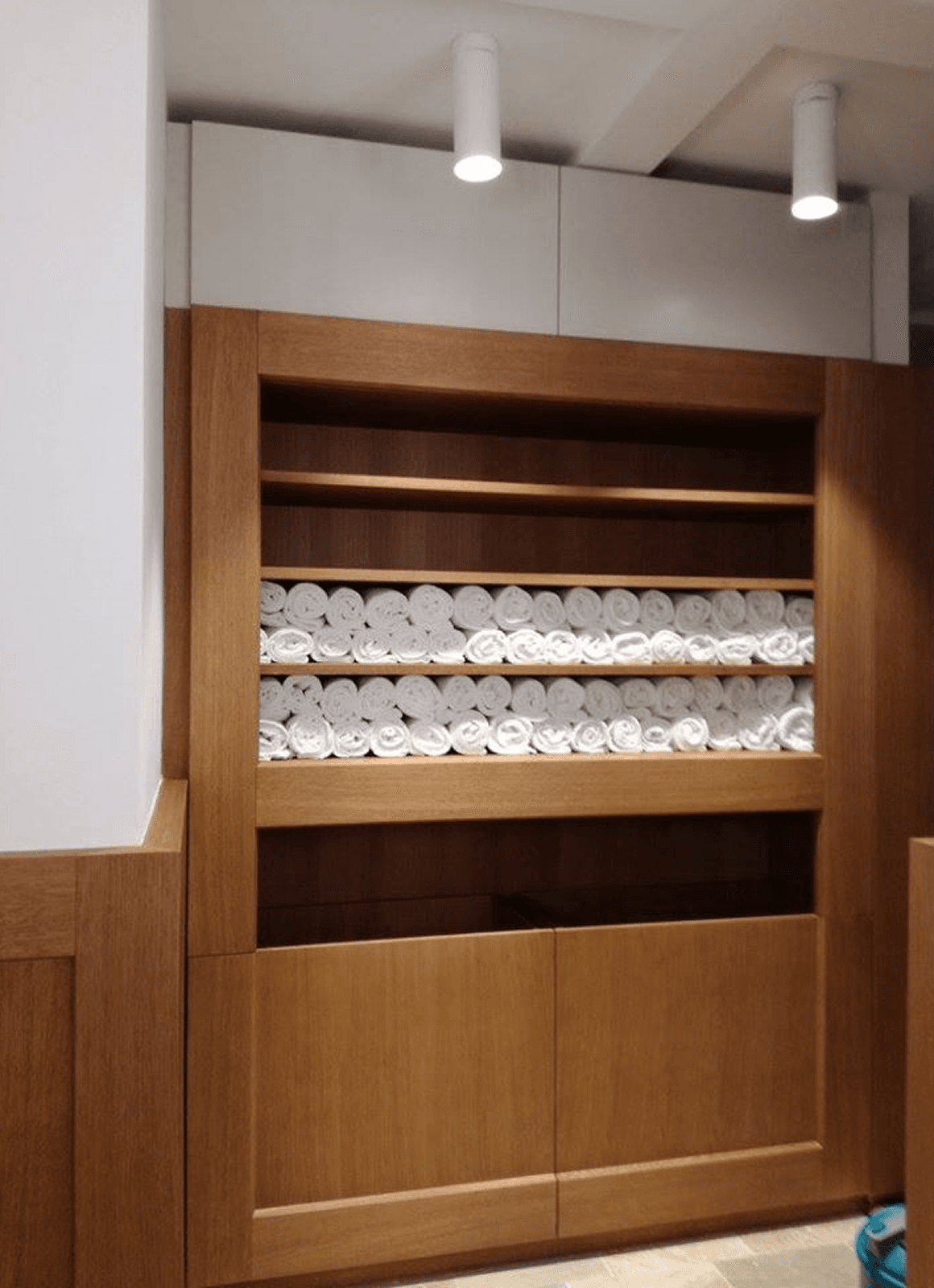 Vgradna omara po meri iz hrastovega lesa