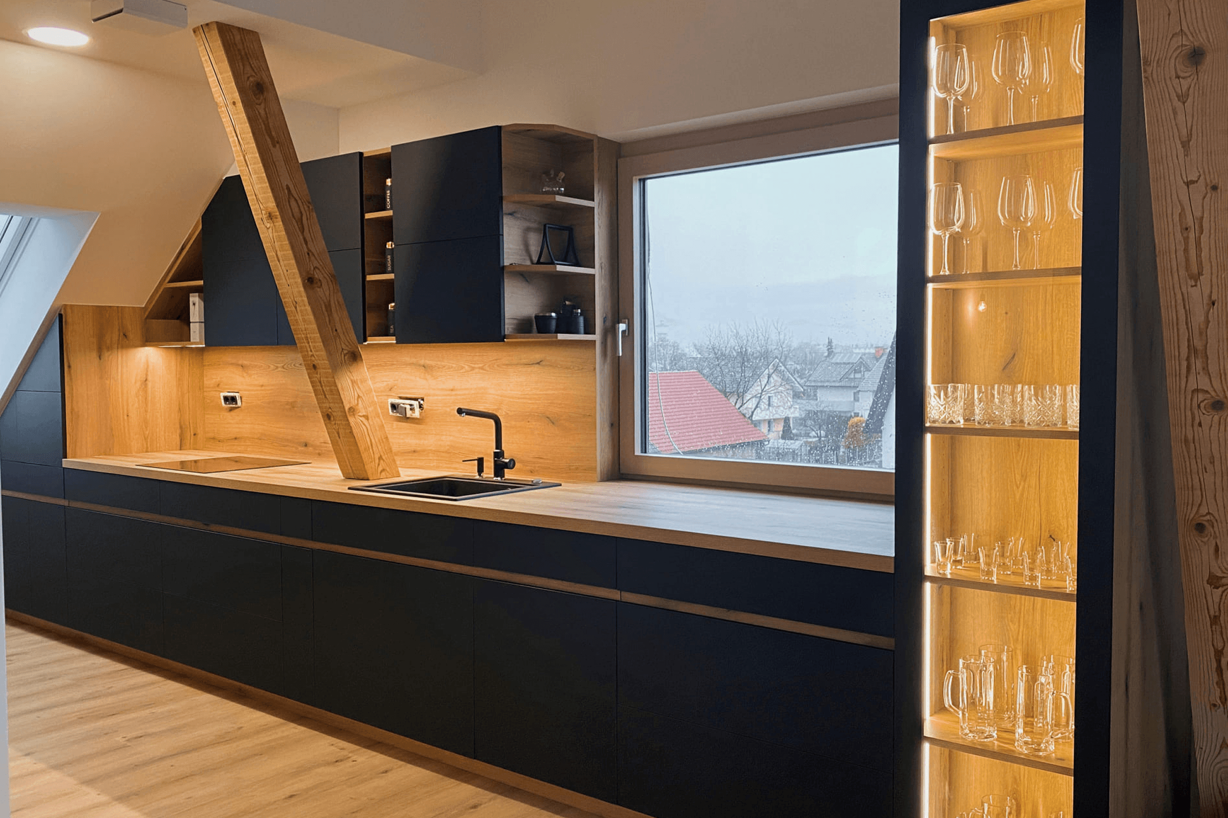 Sodobna kuhinja po meri v kombinaciji črne barve in hrastovega lesa