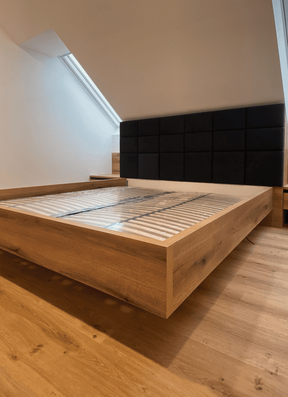 Postelja s črno oblogo narejena po meri iz hrastovega lesa