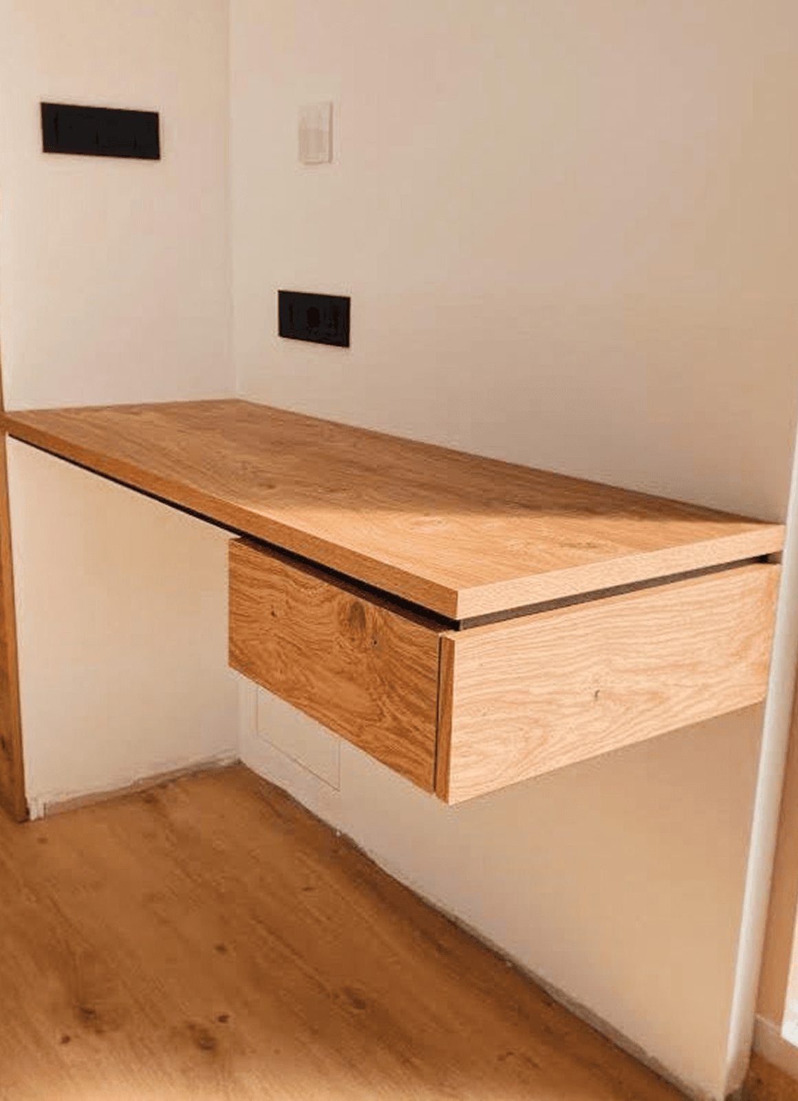 Pisalna miza s predalnikom iz hrastovega lesa