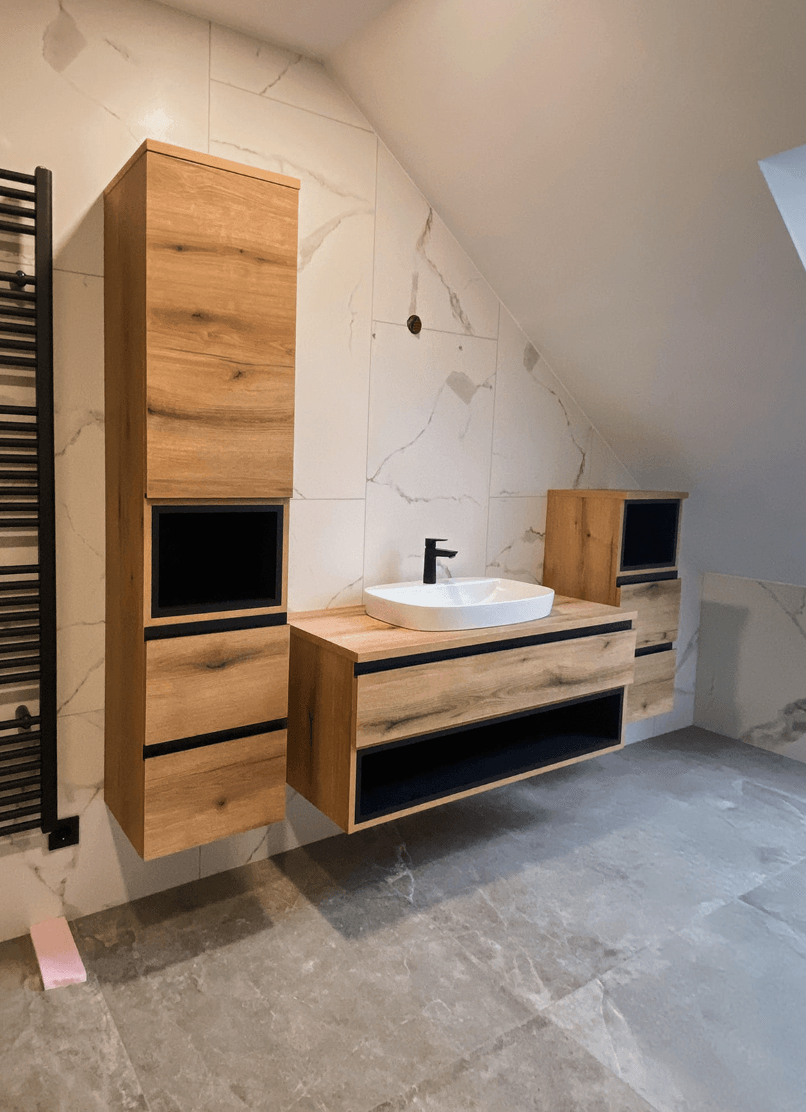 Kopalnica narejena po meri v kombinaciji hrasta in črne barve