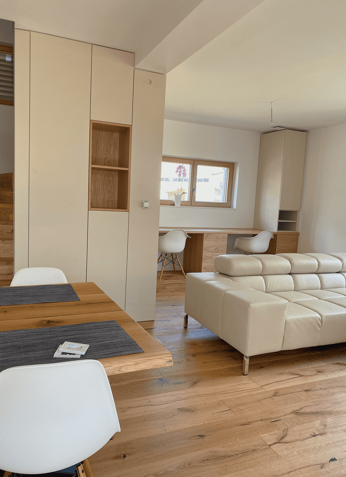 Bivalni prostor narejen po meri v bež barv in hrastu