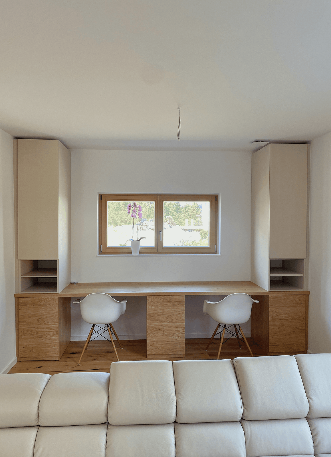 Pisarniška miza z omarami narejena po meri