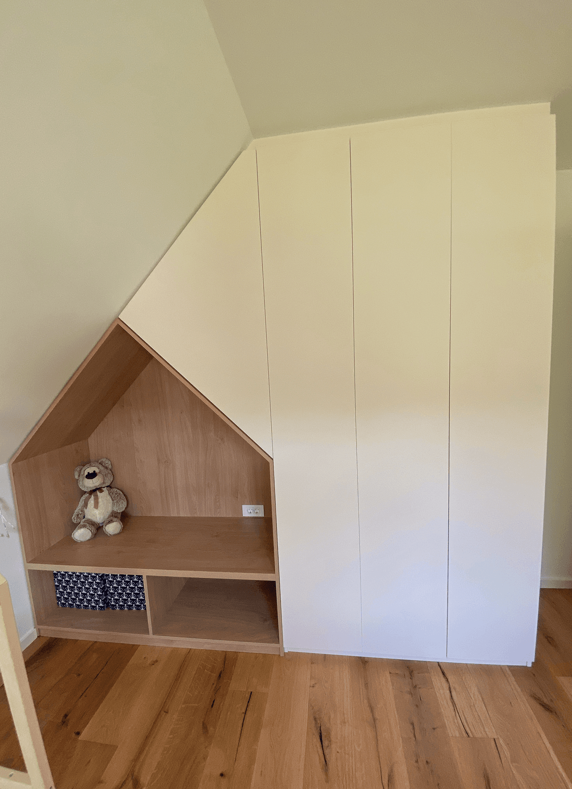 Otroška soba narejena po meri v kombinaciji roza barve in hrasta