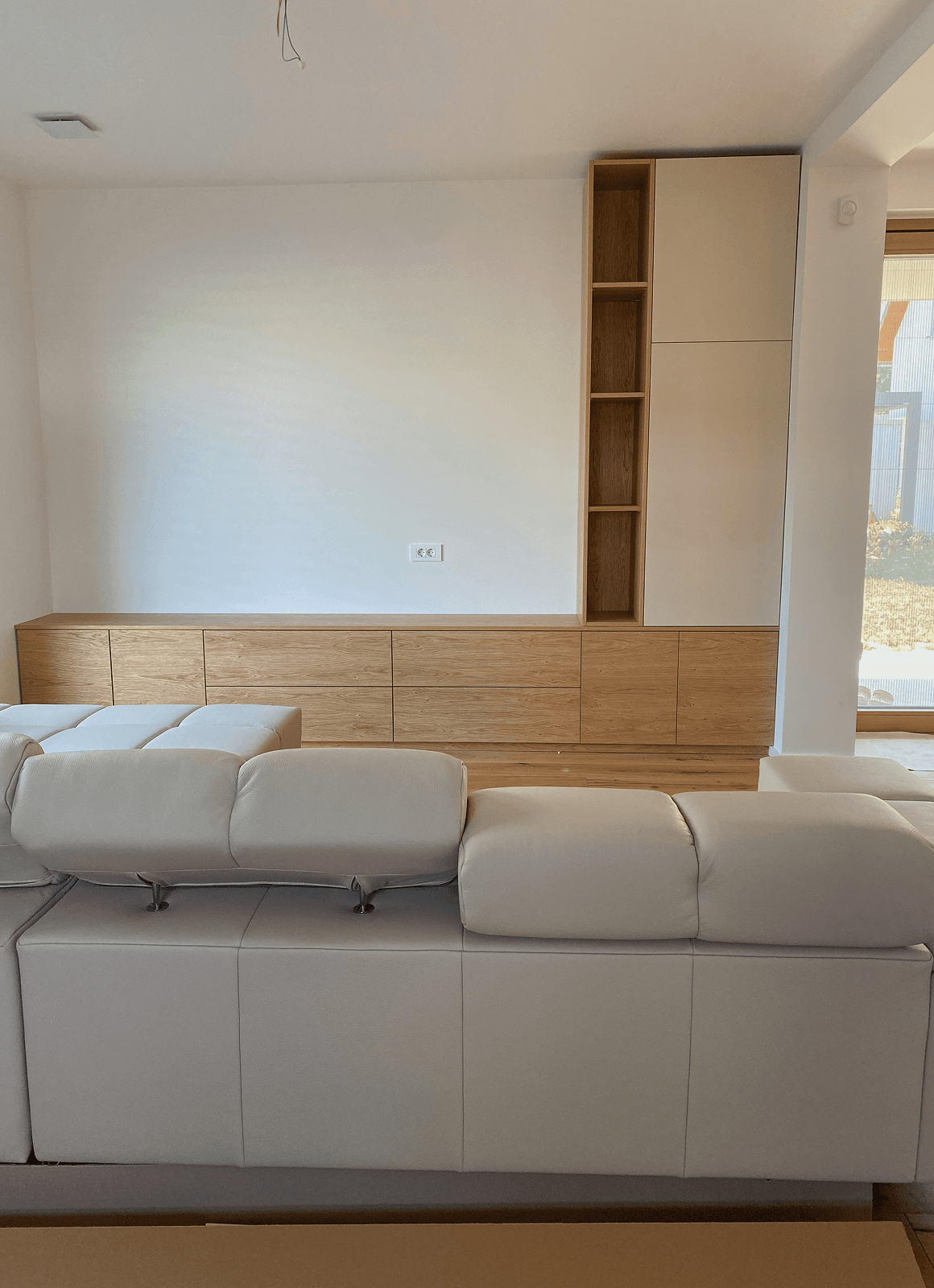 Omara v dnevni sobi narejena po meri iz hrastovega furnirja