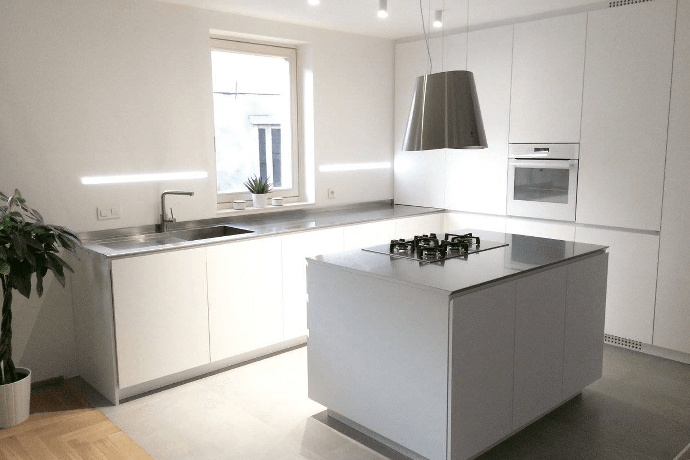 Sodobna bela kuhinja s pultom iz inoxa