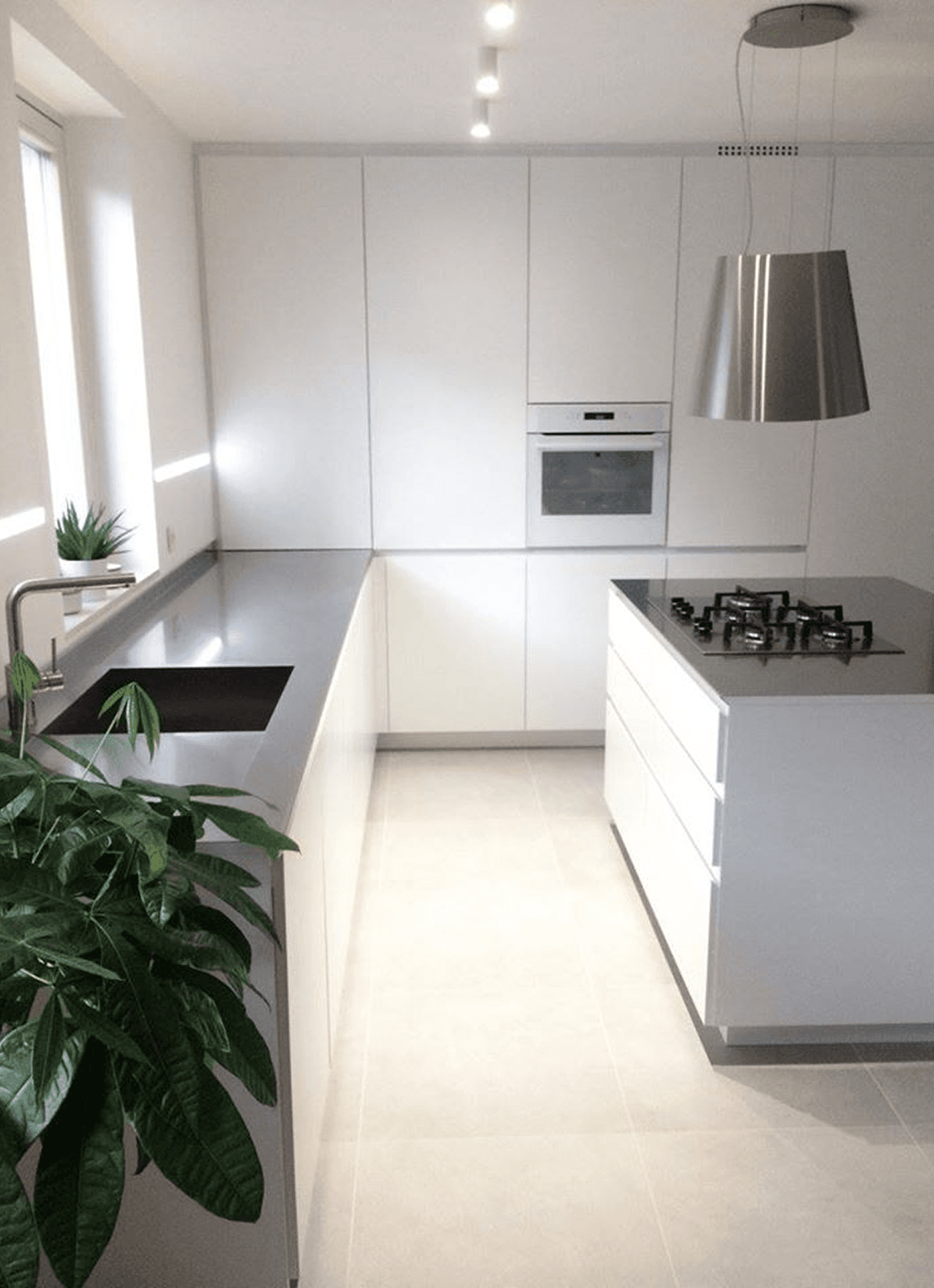 Bela inox kuhinja narejena po meri