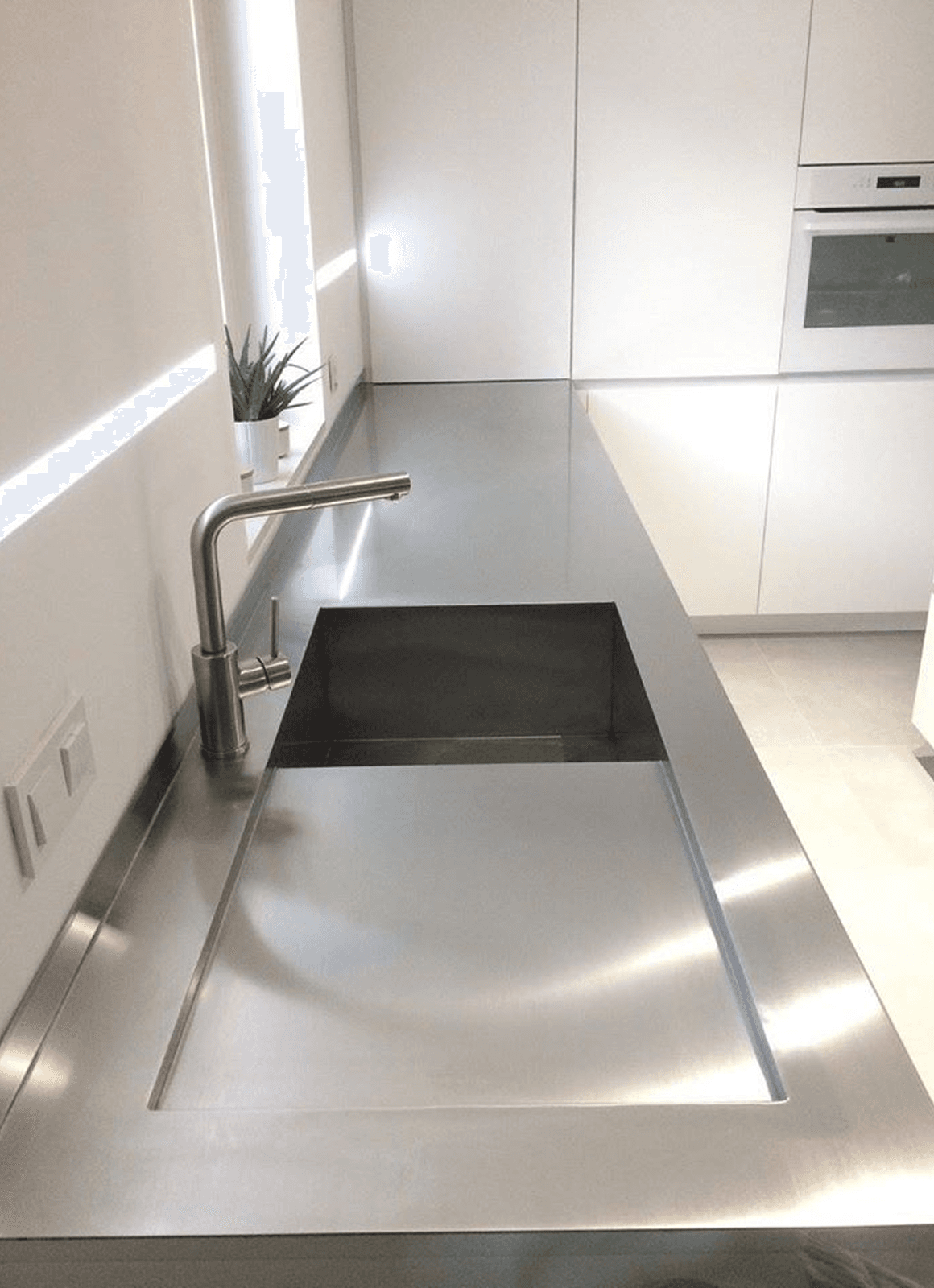 Kuhinja z inox pultom narejena po meri