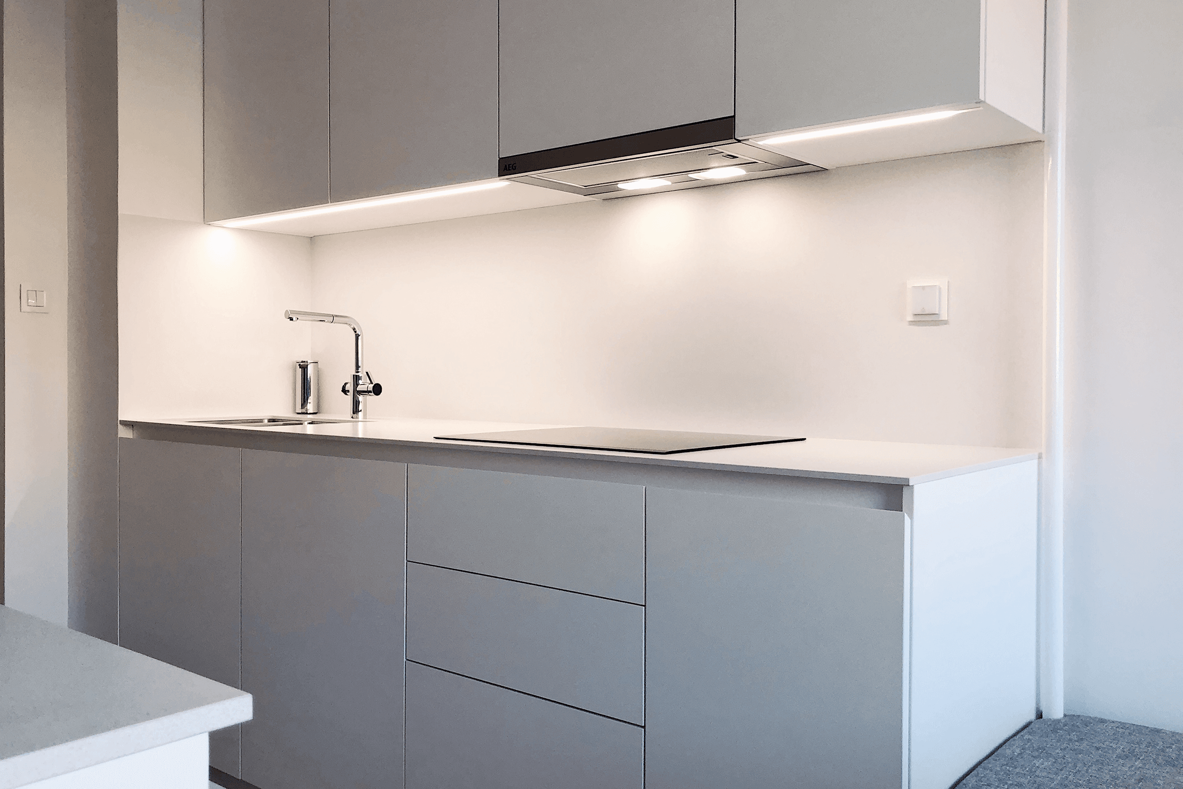 Bela kuhinja narejena po meri