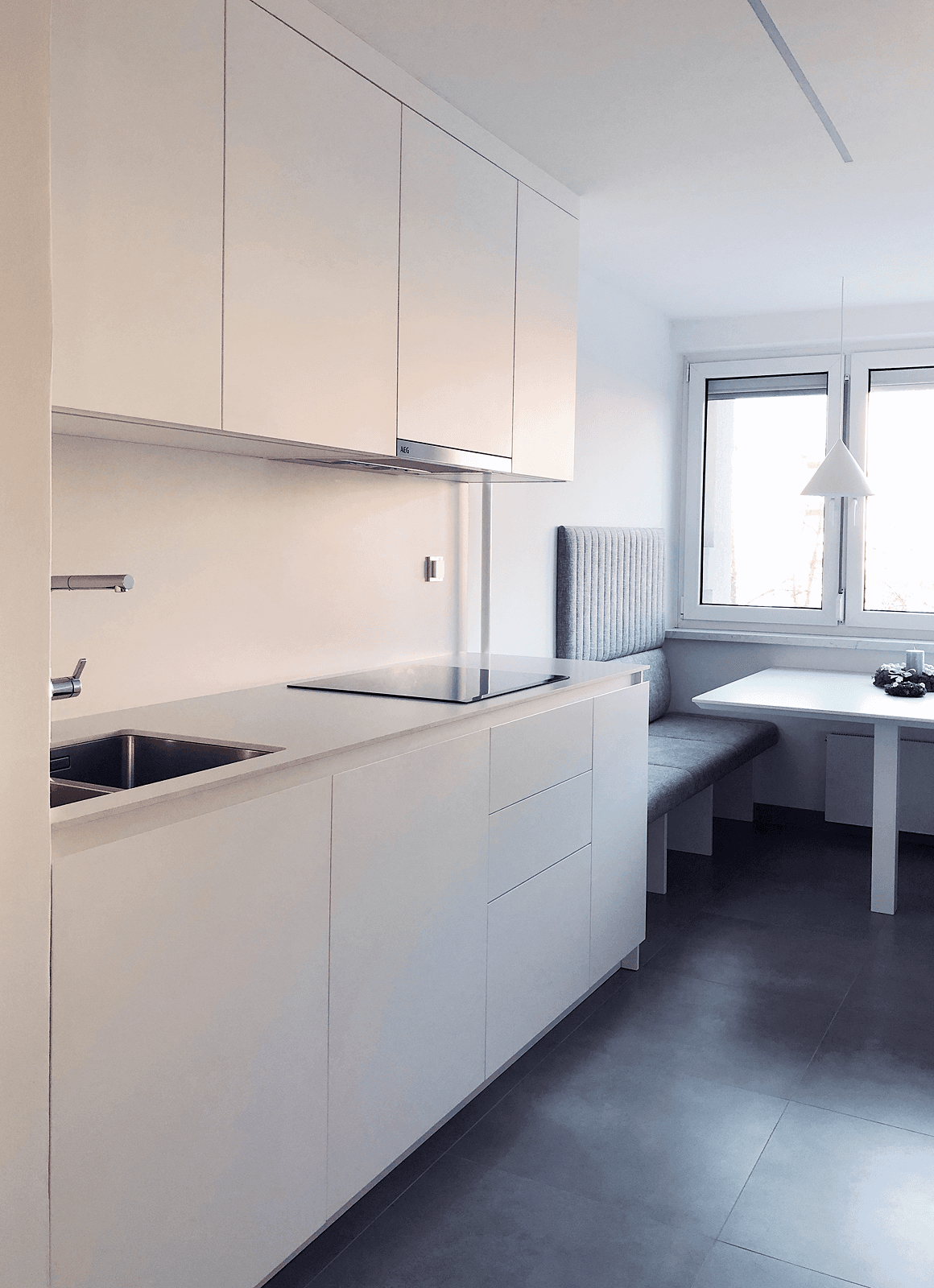 Minimalistična bela kuhinja v Ljubljani