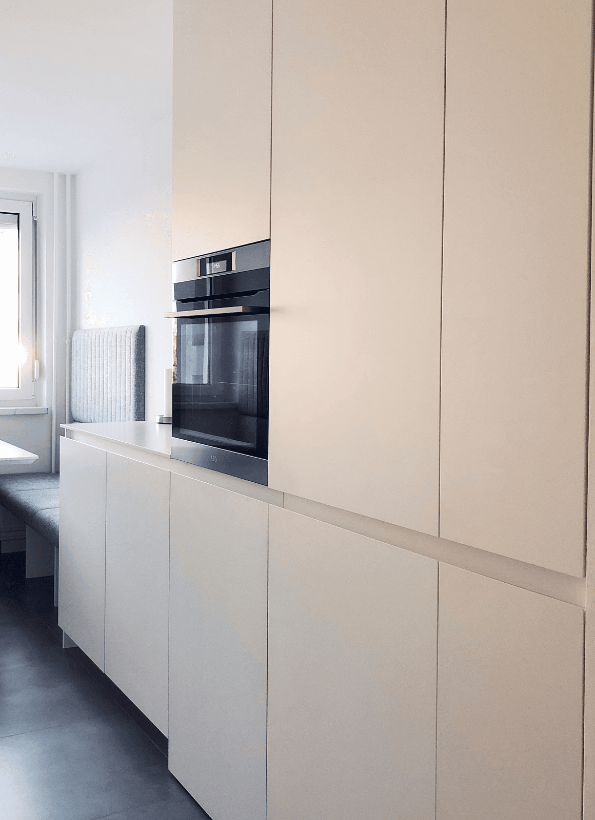 Minimalistična bela kuhinja z jedilnico