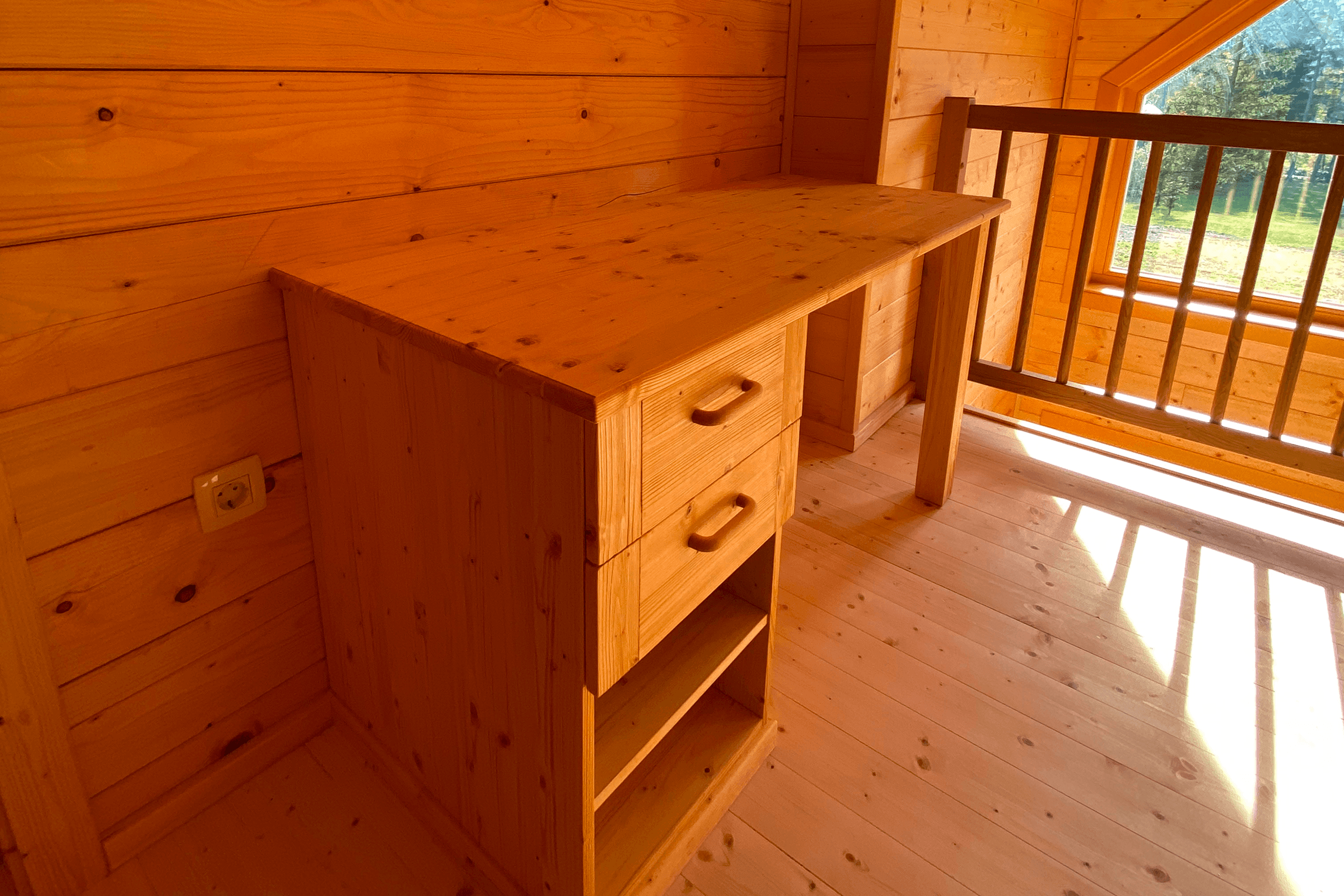 Pisalna miza iz masivne smreke