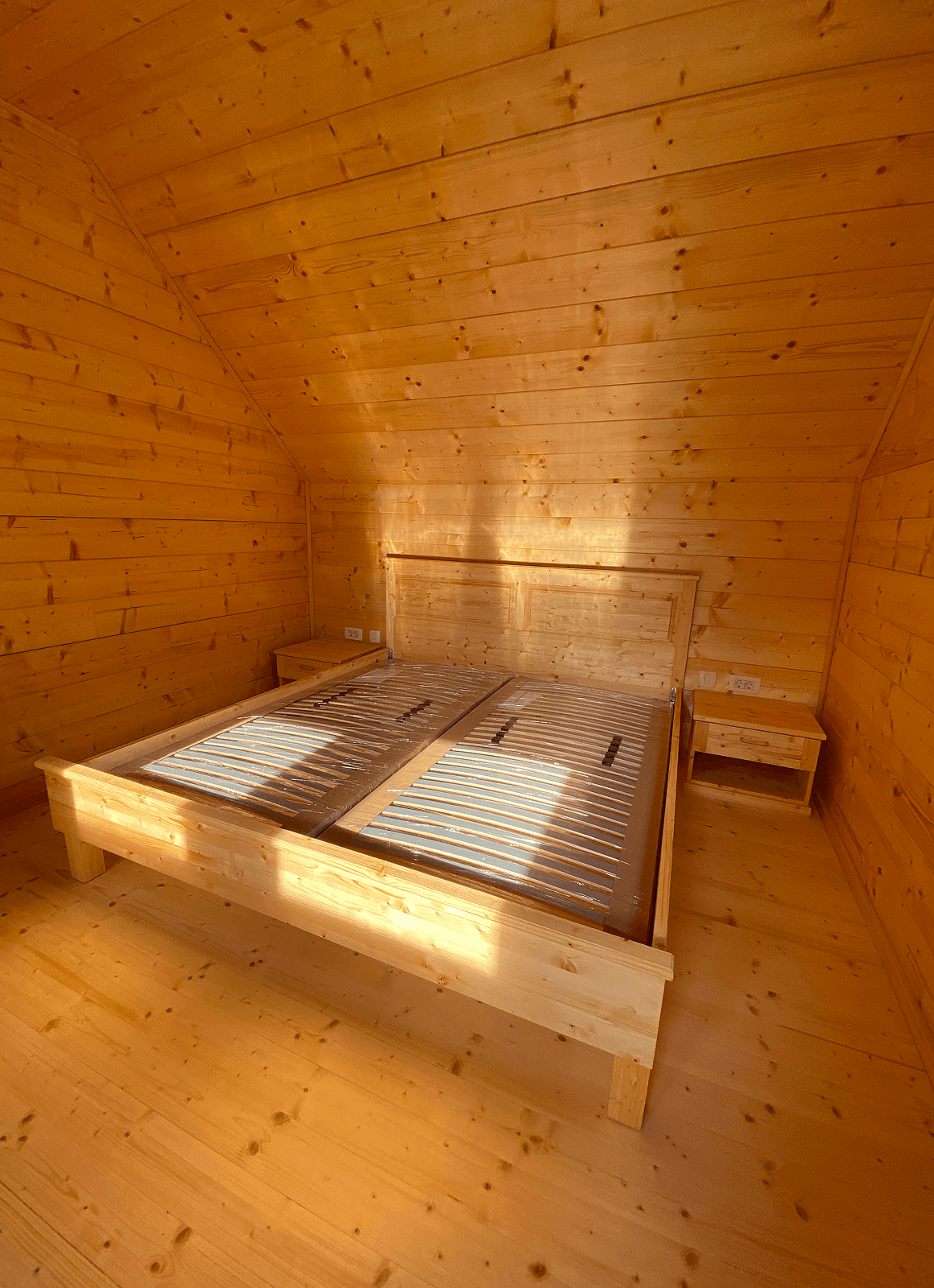 Postelja iz masivnega lesa smreke