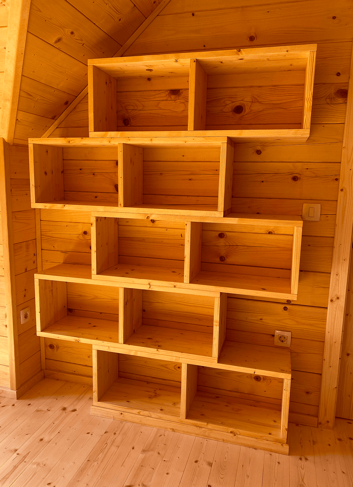 Regal iz masivnega smrekovega lesa