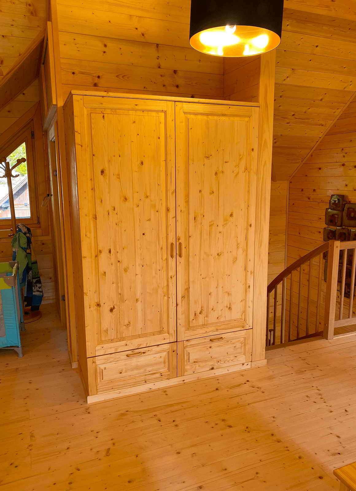 Masivna garderobna omara iz smrekovega lesa