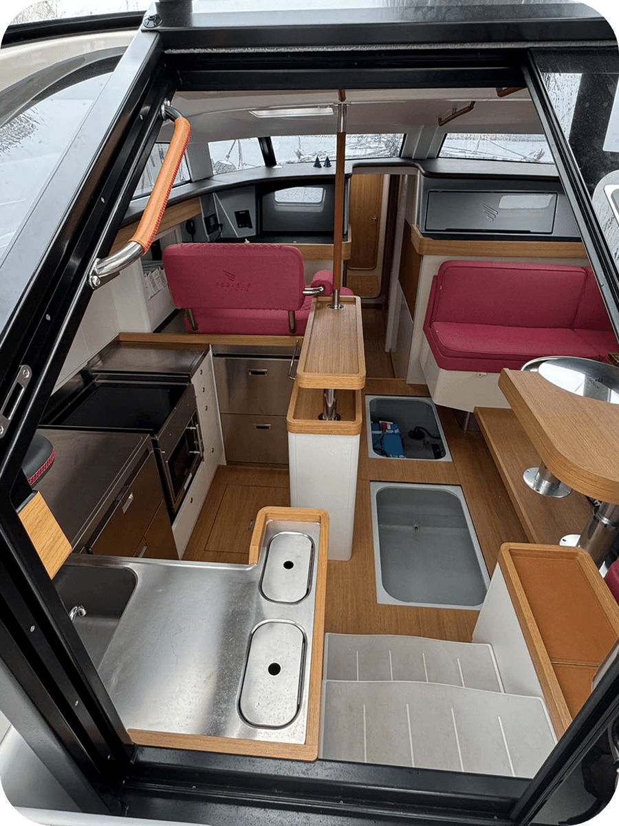 Pogled v notranjost jadrnice z lesenim pohištvom