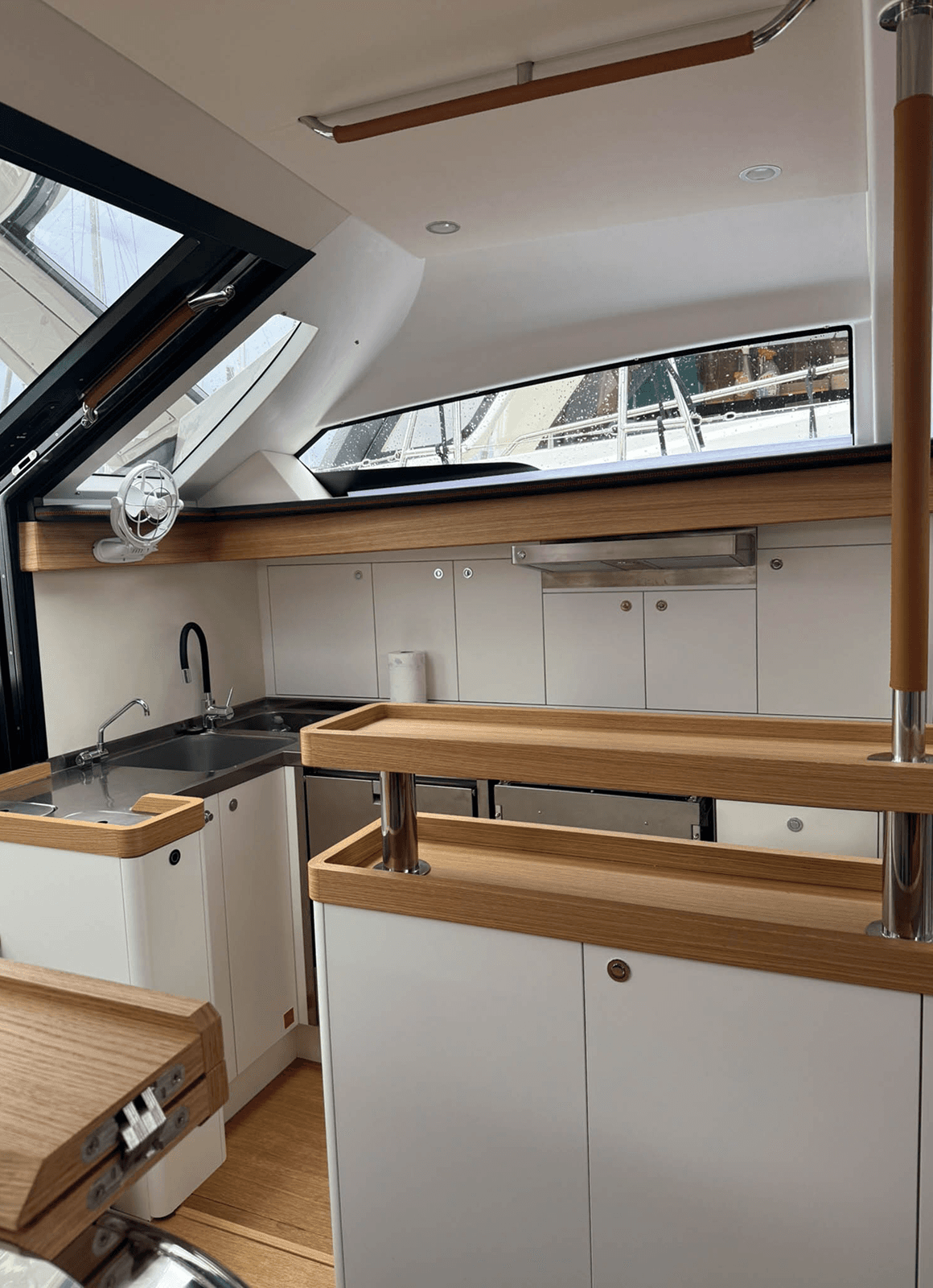 Kuhinja v jadrnici Pegasus v hrastovem lesu