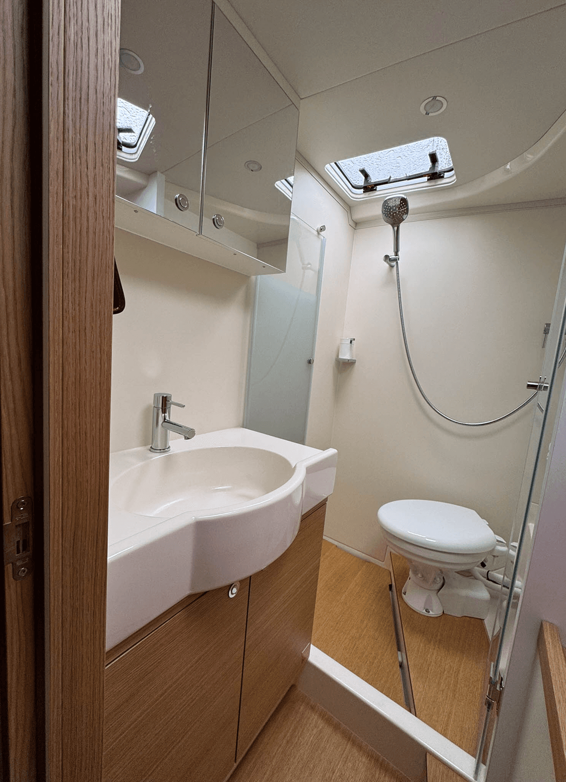 Kopalnica v jadrnici s pohištvom iz teaka