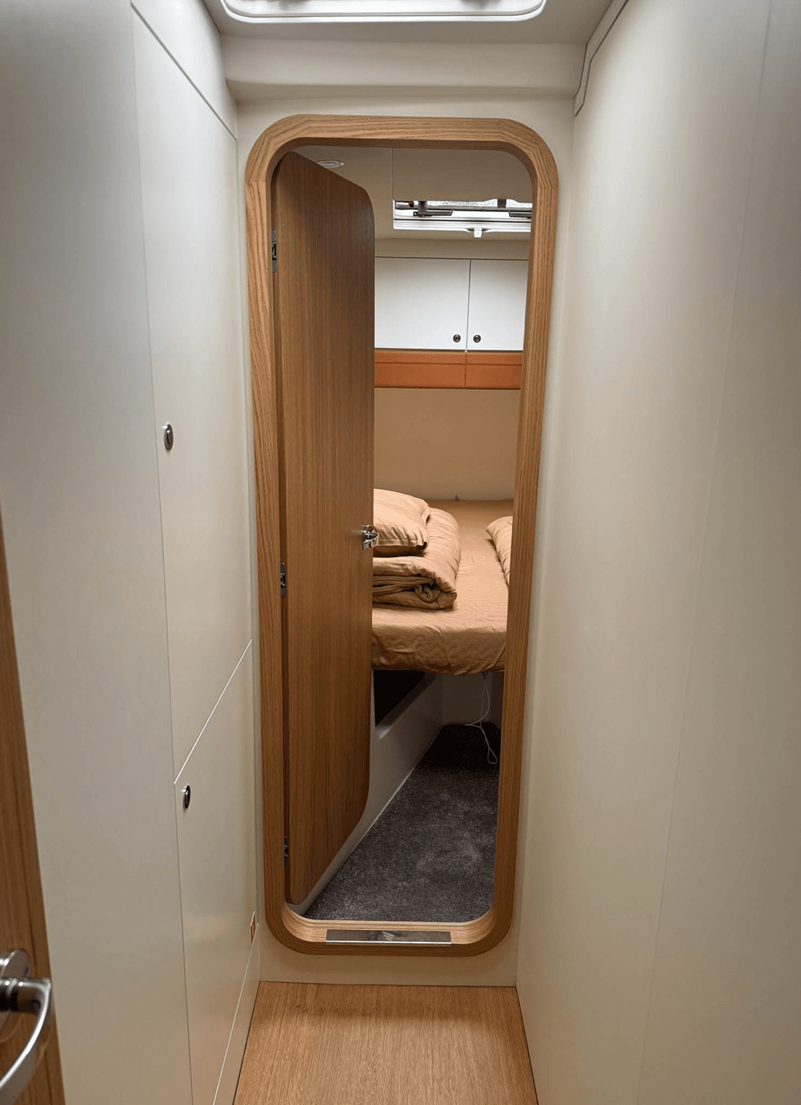 Notranja vrata v jadrnici iz hrastovega lesa