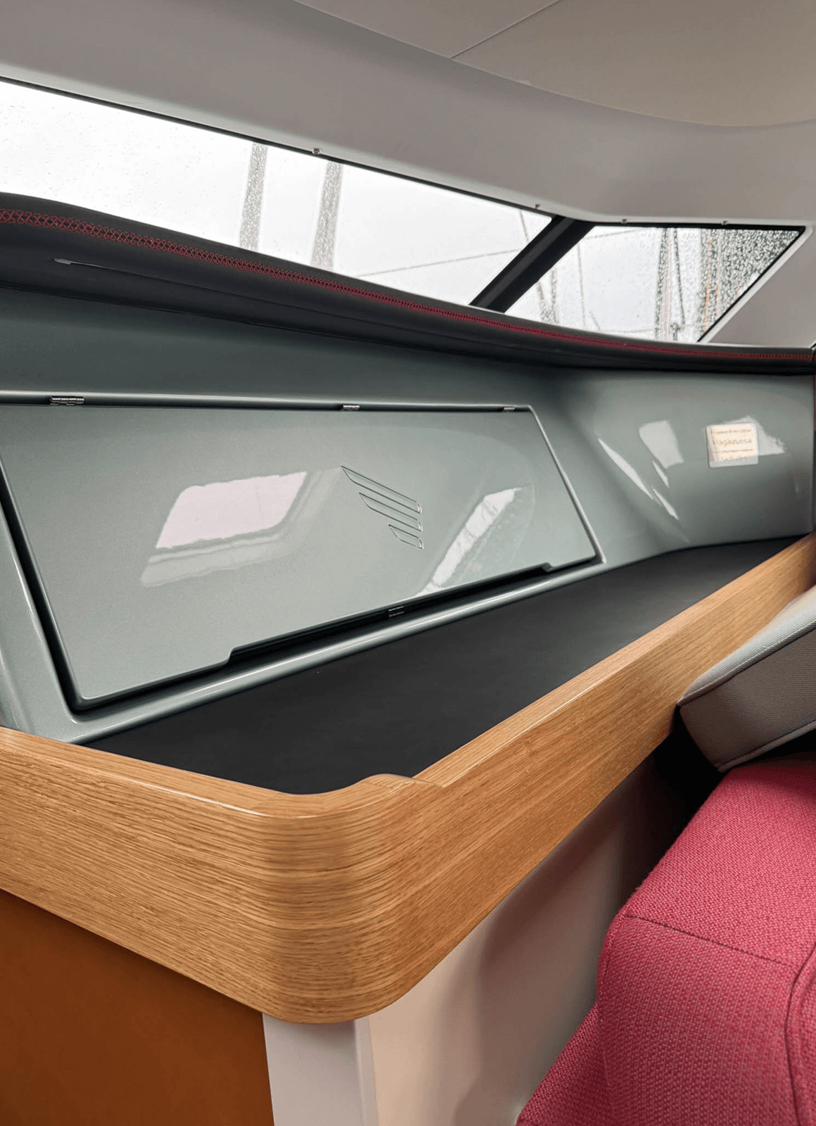 Ukrivljen les v detajlu navtičnega pohištva