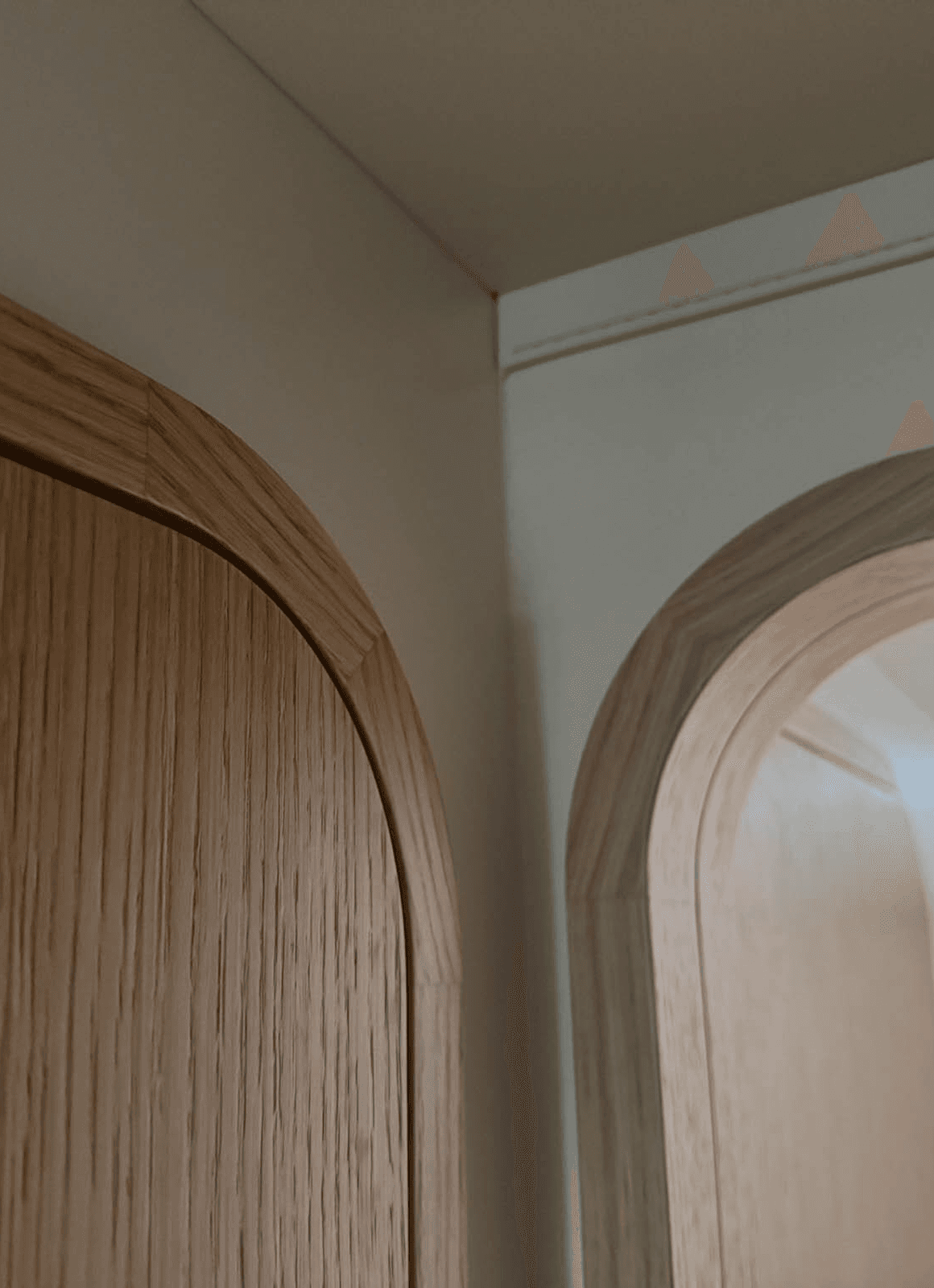 Detajl notranjih vrat na jadrnici iz hrastovega lesa