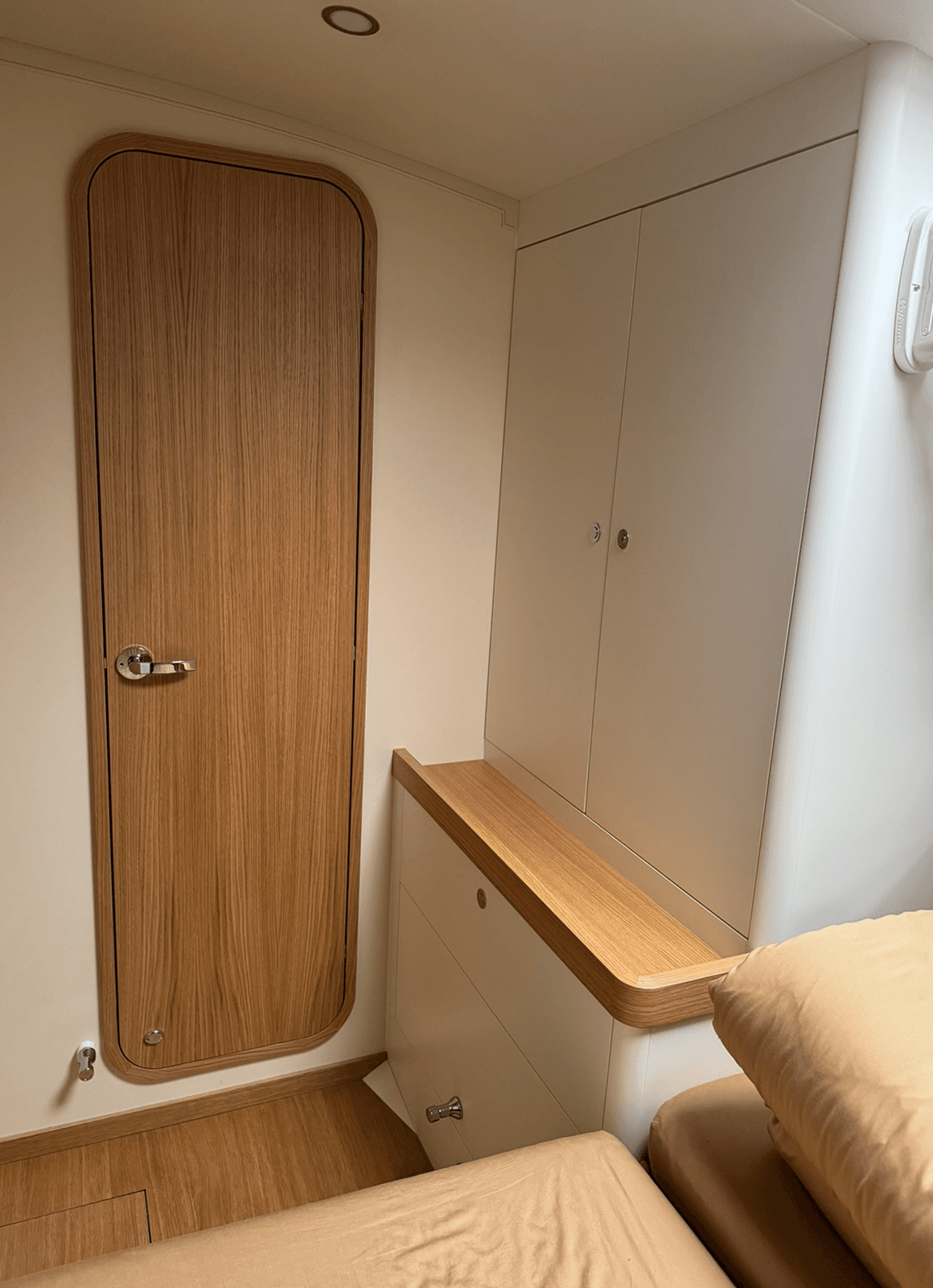 Notranja vrata na jadrnici iz hrastovega lesa