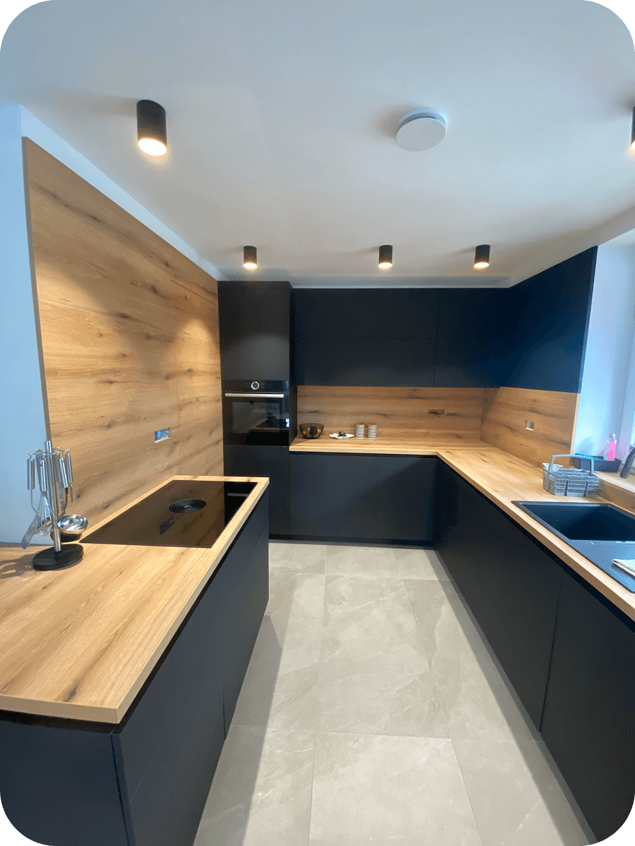 Sodobna kuhinja narejena po meri v kombinaciji črne barve in rustikalnega hrasta